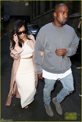 组图：卡戴珊紧挽老公秀恩爱 胸大如球诱惑难挡