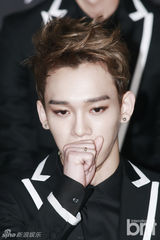 组图：EXO带妆出席专场巡演记者会 帅气逼人