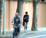 组图：马伊琍与友人喝下午茶 忘掉不快亲密热聊