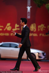 组图：韩国“偶吧”宋承宪亮相 西装微笑有型