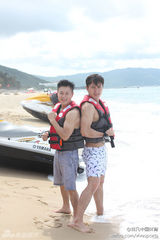 组图：奥莉甜馨三亚合体 辣妈比基尼风韵性感