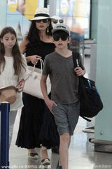 组图：道格拉斯全家抵机场 泽塔琼斯小露香肩