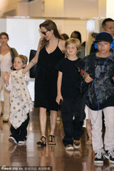 组图：朱莉携众子女现身 幼子微笑挥手毫不怯场