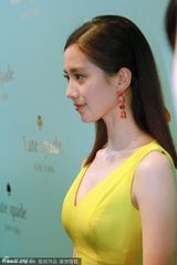 组图：刘诗诗低胸深V装露事业线 遭拥簇显排场