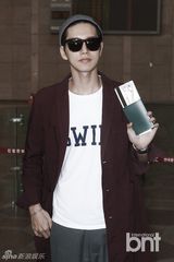 组图：朴海镇亮相机场 休闲装难掩帅气