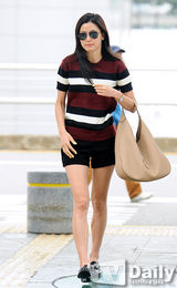 组图：全智贤亮相机场 休闲装依旧女神范儿