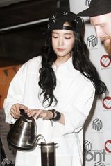 组图：韩星Clara(李成敏)出席活动 下衣失踪秀美腿