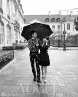 组图：宋慧乔姜东元街头亲密搂腰互搭肩