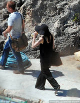 组图：安吉丽娜-朱莉婚后开工 连衣裤干练有型