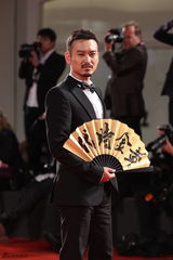 组图：《黄金时代》红毯 袁文康持扇传递中国风