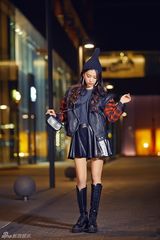 组图：阚清子夜景街拍 短裙短裤秀大长腿