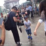 组图:姚明现身《爸爸2》 曹格女儿带帽喜感时尚