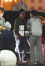 组图：吴京拄拐离京谢楠依依不舍  5次轻吻送别