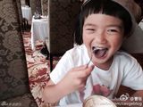 组图：曹格带俩孩子吃饭 女儿酷劲足儿子顽皮