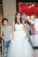 组图：吴千语低胸雪白婚纱现身 气质优雅