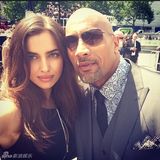 组图：C罗女友伊莲娜蓝颜多 搂裸男合影不避讳