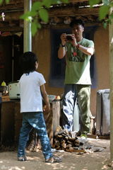 组图：吴妈跟驴交朋友 萌娃带宝宝变小家长