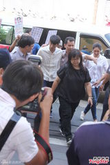 组图：柯震东北检报到全程低头 遭围堵寸步难行