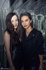 组图：霍思燕拼接皮衣红毯抢眼 儿子满岁将抓周