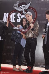 组图：Lollipop F为服饰代言 现场大跳“爱爱舞” 