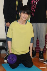 组图：严爵为林书豪创作歌曲 失恋寄情于工作