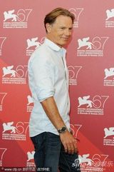 《巴尼的人生》记者会  女演员罗莎蒙德和男星谈笑