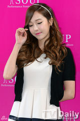 组图：少女时代Jessica冰山公主露甜美笑容