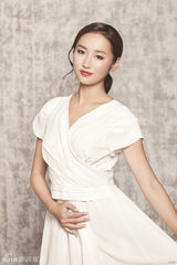 组图：吕一纯美清新出镜 演绎天然独特气质