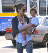 高清图：杰西卡-阿尔芭携女儿出行 弯腰险走光