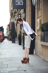 组图：吴佩慈巴黎时尚街拍 街头随性清新简约