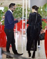 组图：卡戴珊携老公街头秀甜蜜 粽子装难掩肉感