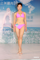 高清组图：亚姐出席竞选活动 比基尼泳衣秀身段