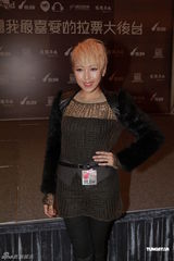 组图：黄贯中与朱茵考虑结婚 梁汉文谈颁奖礼预测 