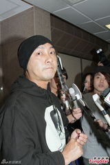 组图：张卫健再入院探母面色憔悴 5时结束疗程