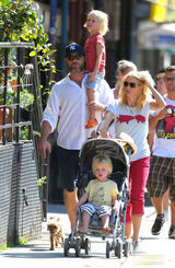 高清组图：娜奥米-沃茨全家出游 一对儿子可爱