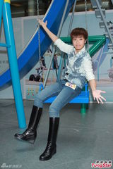 组图：何韵诗自嘲未变性 短信安慰容祖儿