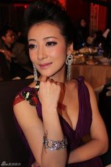 高清图：陈紫函出席国际美妆大奖 秀手臂梅花纹身