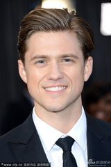 组图：《悲惨世界》男星亚伦-特威特帅气显萌