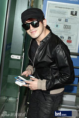 组图：神话组合六成员亮相机场 将赴台开演唱会