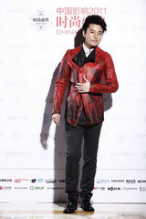 组图：贾乃亮红衣亮相精品盛典获领潮男星奖