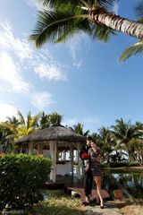 组图：严屹宽杜若溪海外写真 甜蜜拥吻浓情蜜意