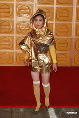 组图：汪明荃身着金色太空服另类登场