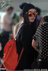 组图：杨幂远离潜规则传闻飞纽约 大墨镜玩自拍