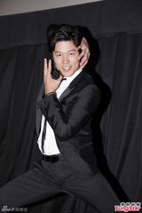 组图：日星铃木亮平宣传新片 与本裸男斗舞