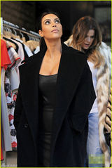 组图：卡戴珊穿低胸装逛街 姐妹将脏话喷上大衣