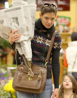 高清图：苏瑞陪母亲选平安夜鲜花 穿雨鞋挤眉弄眼