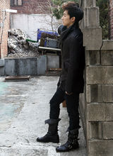 组图：韩星张佑赫街拍黑色系套装酷感十足