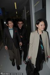 组图：刘谦格子条纹怪异配 阔腿裤被笑土气