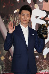 组图：冯绍峰台湾会粉丝 与《兰陵王》面具合影