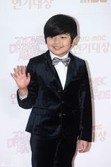 高清图：尹恩惠金秀贤JYJ亮相MBC演技大赏红毯